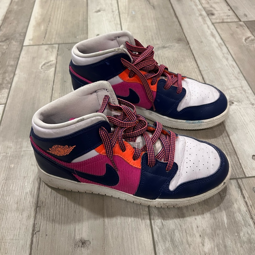 NIKE JORDANS / MULTICOLORED / WOMENS 6.5